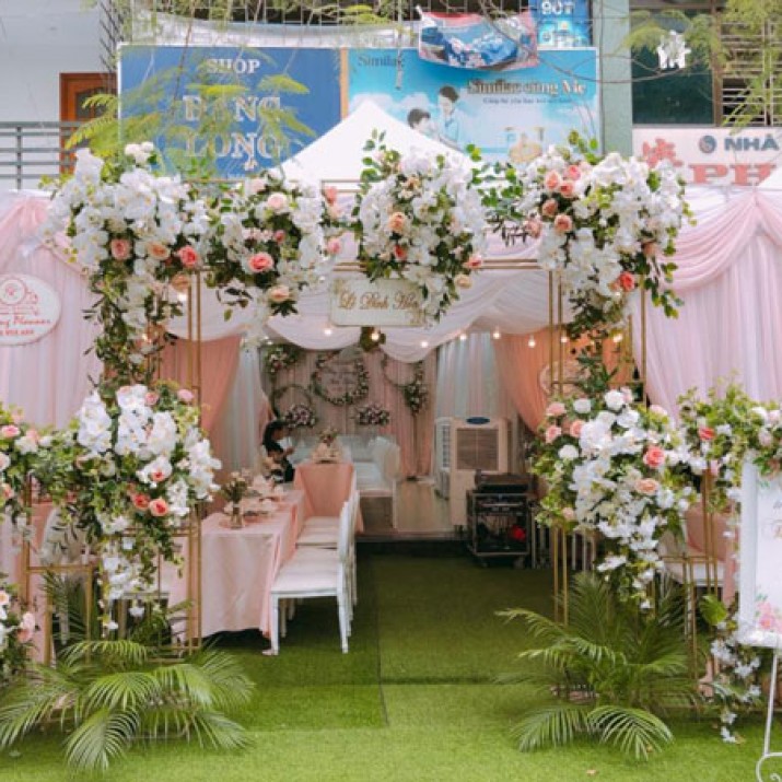 Trang Trí Lễ Gia Tiên Bằng Hoa Tươi Hay Hoa Lụa         