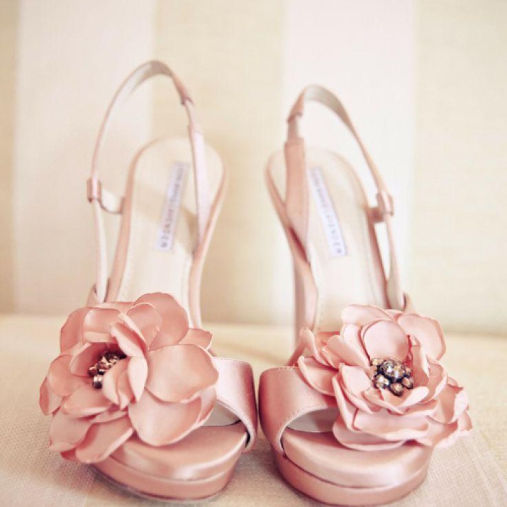Những Đôi Giày Cưới Màu Hồng Baby Tuyệt Đẹp Khiến Cô Dâu Chết Mê                      