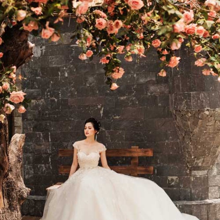 Tâm Tít Hóa Thân Thành Cô Dâu Khoe Vẻ Đẹp Mong Manh           