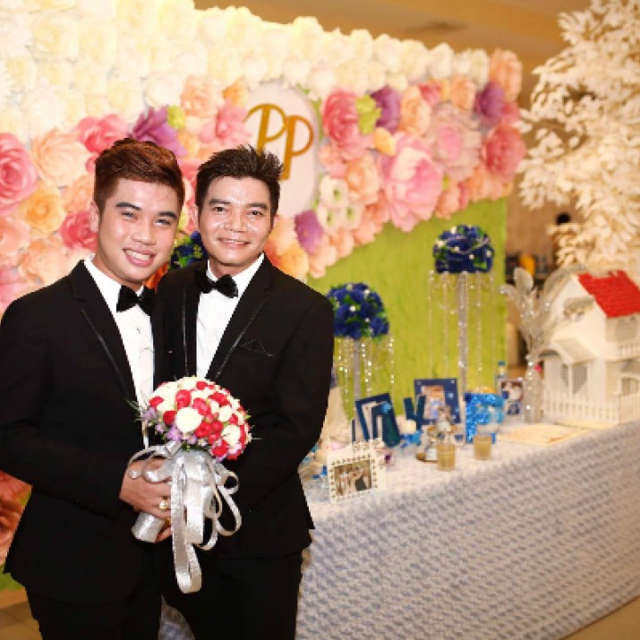Bộ Ảnh Cưới Hạnh Phúc Của Cặp Đôi Đồng Tính Hơn Nhau 21 Tuổi                      