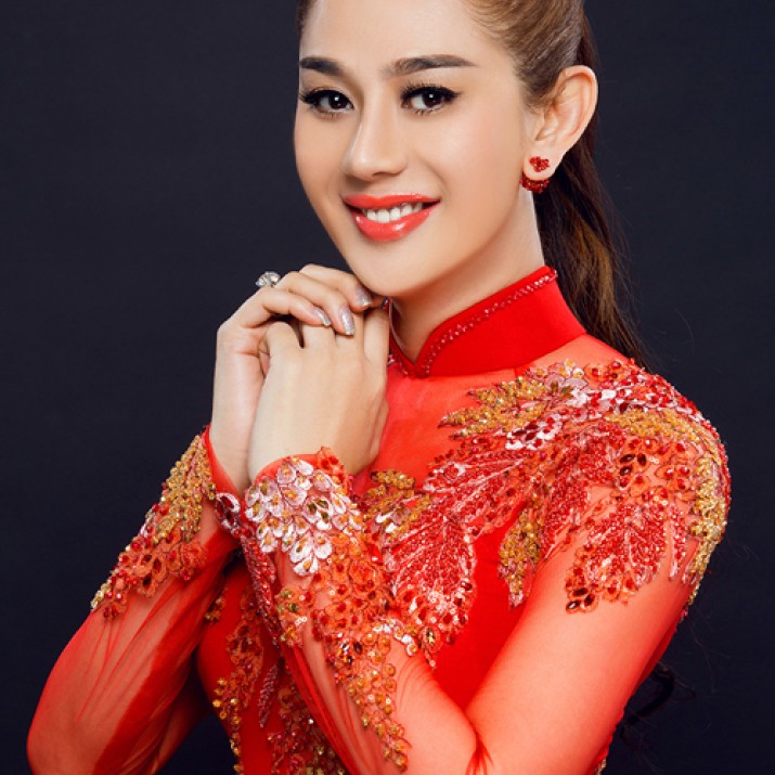 Lâm Chi Khanh Khoe Vẻ Đẹp Đằm Thắm Với Áo Dài Ăn Hỏi                 