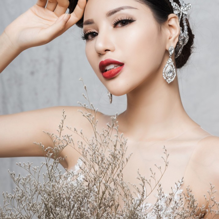 Người Đẹp Khả Trang Quyến Rũ Trong Trang Phục Váy Cưới Sexy                