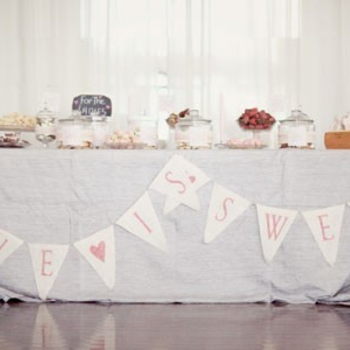 Những Cách Trang Trí Tiệc Cưới Đơn Giản, Đẹp Và Tiết Kiệm                    