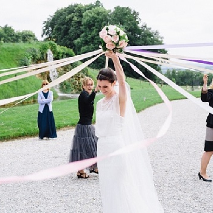 Những Ý Tưởng Sáng Tạo Thay Thế Màn Tung Hoa Cưới Truyền Thống                  