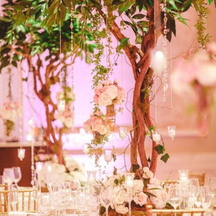 Hoa Cưới Bàn Tiệc Cao Trang Trí Lộng Lẫy Sắc Xuân             