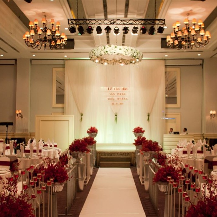 Trang Trí Tiệc Cưới Cuối Năm Đậm Đà Sắc Đỏ Rực Rỡ                      