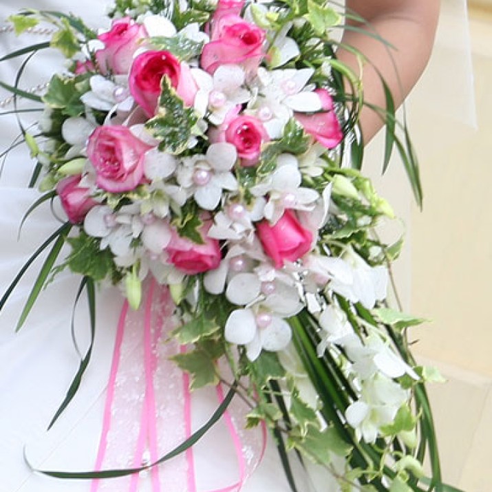 Lời Khuyên Từ Các Chuyên Gia Về Hoa Cưới Dạng Suối               