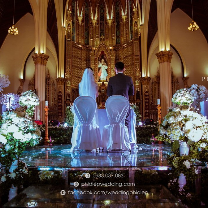 Lễ Cưới Độc Đáo Tông Màu Trắng Kết Hợp Hoa Lá Tự Nhiên Tại Nhà Thờ                          
