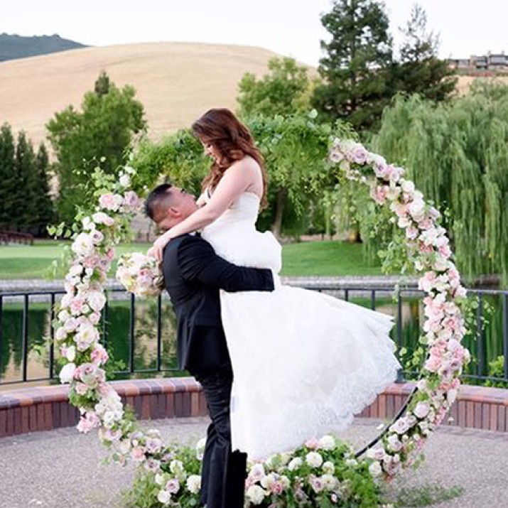 Điểm Nhấn Độc Đáo Ngoài Trời Với Cổng Hoa Cưới Tròn                    