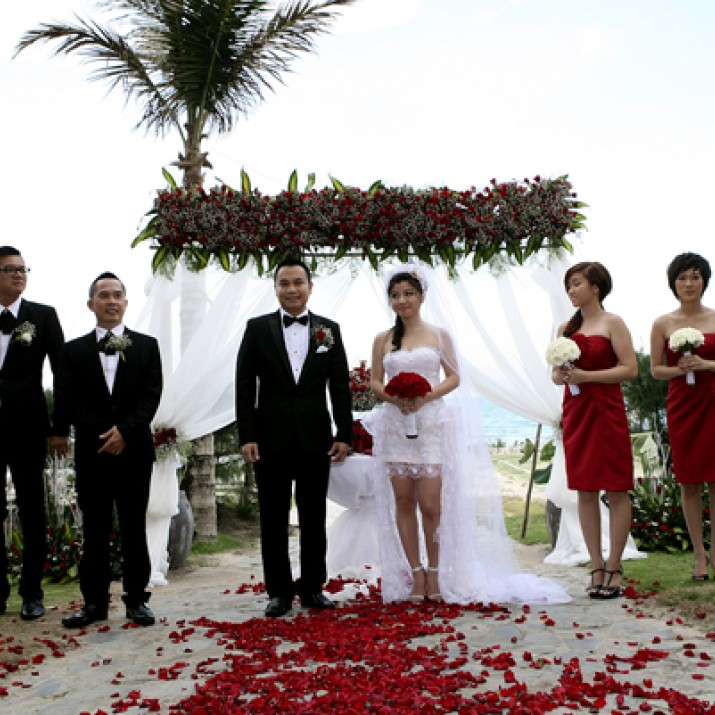 Những Lễ Cưới Lãng Mạn Của Sao Việt Trên Bờ Biển                  
