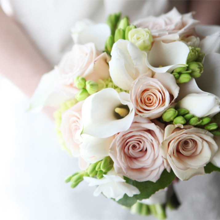 Những Bí Quyết Không Thể Bỏ Qua Nếu Cô Dâu Đi Chọn Hoa Cưới                   