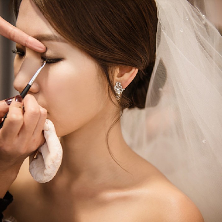 Chuyên Gia Tư Vấn Cách Trang Điểm Làm Tóc Cho Cô Dâu Hiện Đại                