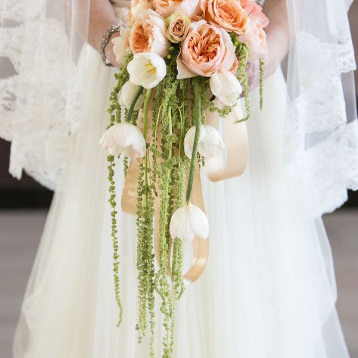 Cách Cầm Hoa Cưới Theo Thiết Kế Dáng Dài           