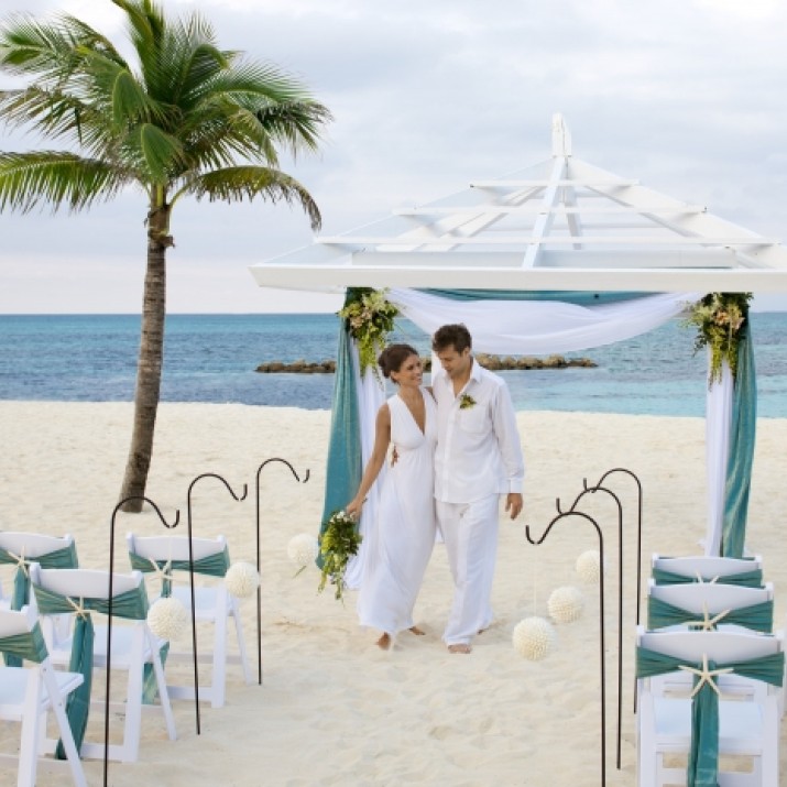 Lưu Ý Khi Tổ Chức Đám Cưới Trên Bờ Biển Bạn Cần Biết                     