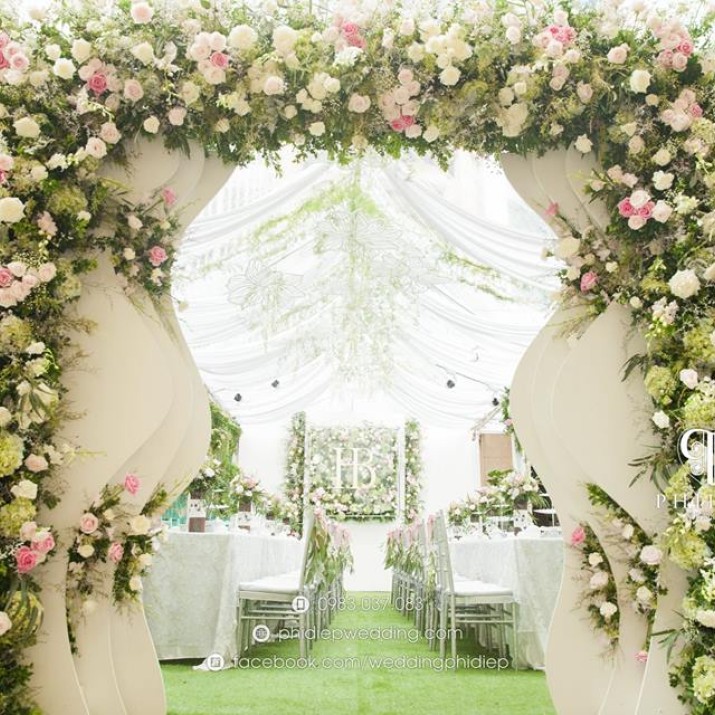 Lãng Mạn Với Tiệc Cưới Vườn Địa Đàng Tràn Ngập Hoa Lá                     