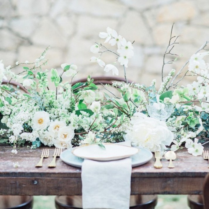 Trang Trí Bàn Tiệc Cưới Đẹp Như Cổ Tích Với Hoa Cỏ Mùa Hè                   