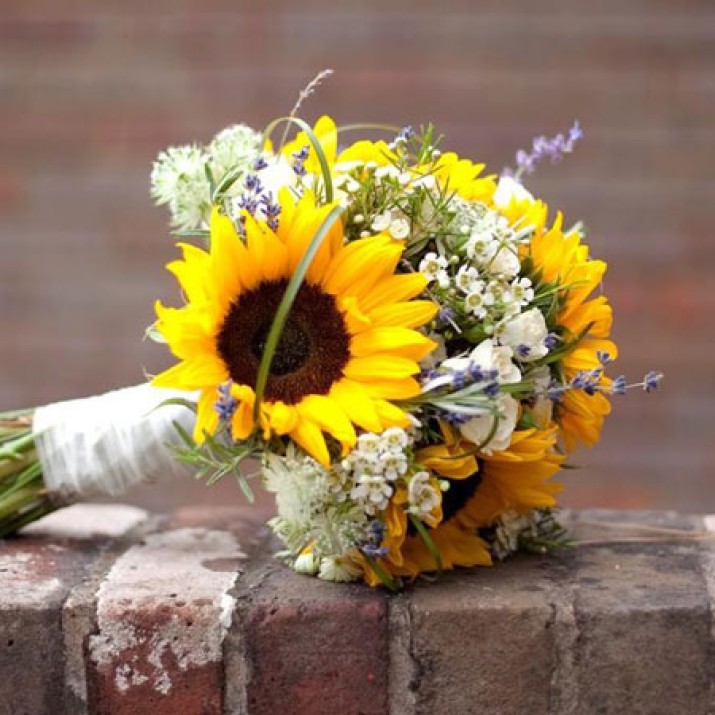 Hướng Dẫn Cách Làm Hoa Cầm Tay Cô Dâu Đơn Giản Mà Đẹp Tại Nhà!                     