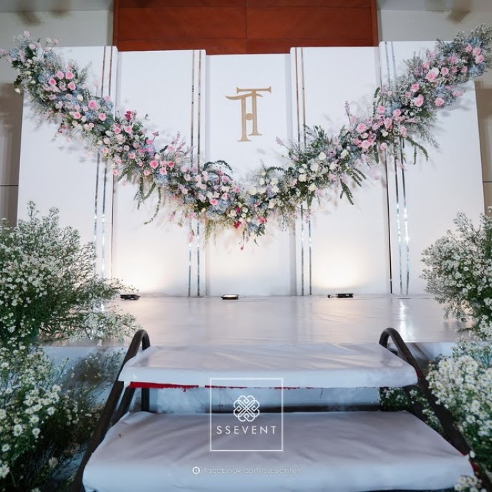 Tổ Chức Đám Cưới Trên Bãi Biển            