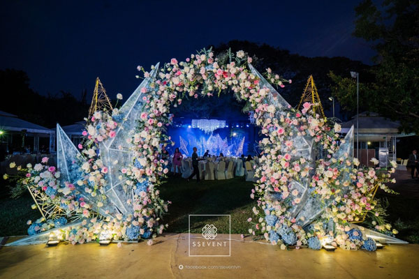 Trang trí hôn lễ ngoài trời đẹp