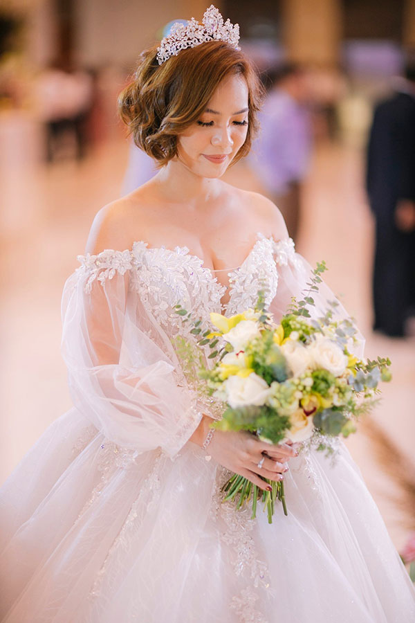 chọn váy cưới cho cô dâu thấp tròn