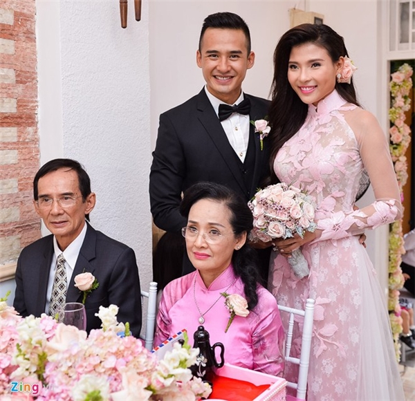 ao-dai-an-hoi-cua-dan-sao-viet-noi-tieng-4