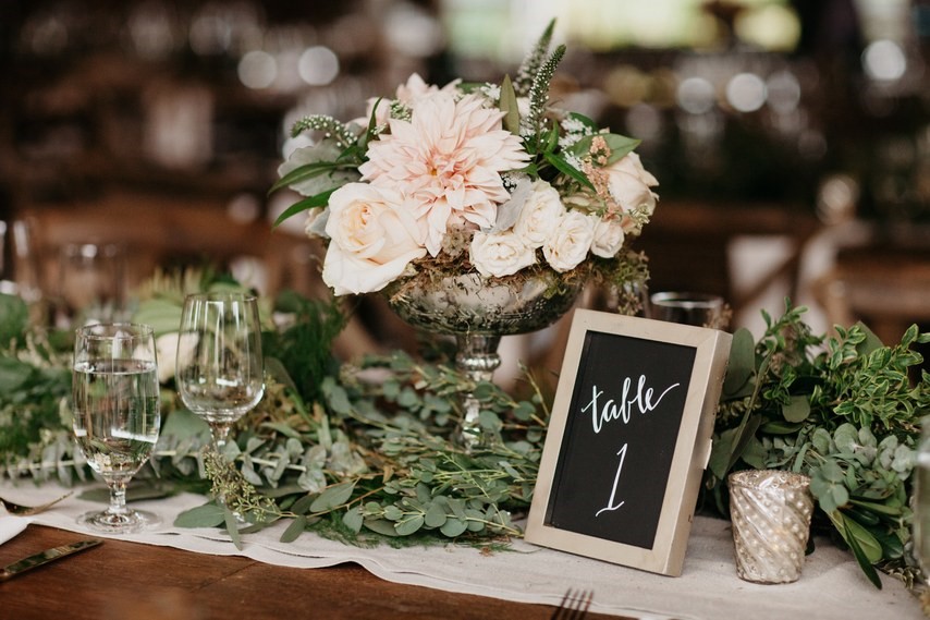 trang-tri-ban-tiec-cuoi-hoa-co-mua-he-2