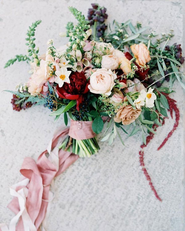 Mẫu hoa cưới cầm tay 2020 tông jewwel