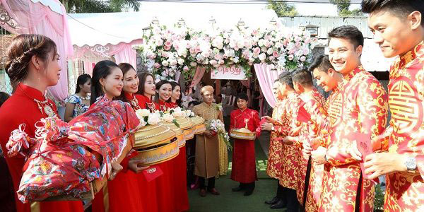 Chào hỏi và trao lễ vật cho gia đình nhà gái