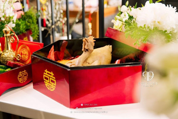 Tráp Xôi Gấc và Con Gà