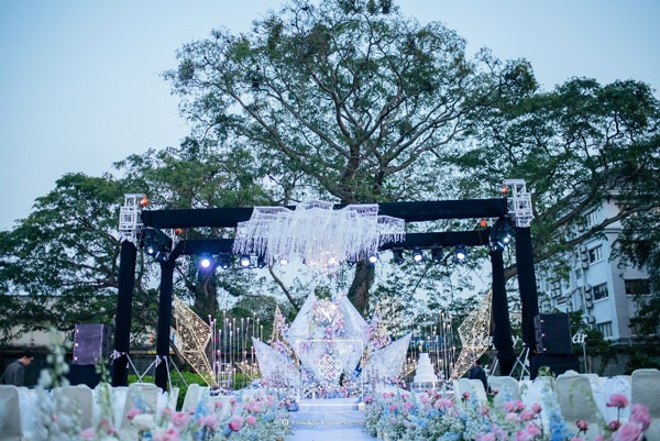 trang trí lối lên lễ cưới ngoài trời