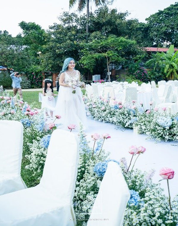 trang trí lối lên lễ cưới ngoài trời