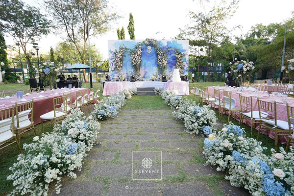 trang trí lối lên lễ cưới ngoài trời