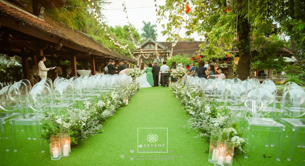trang trí lối lên lễ cưới ngoài trời
