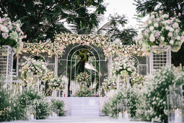 trang trí tiệc cưới sân vườn